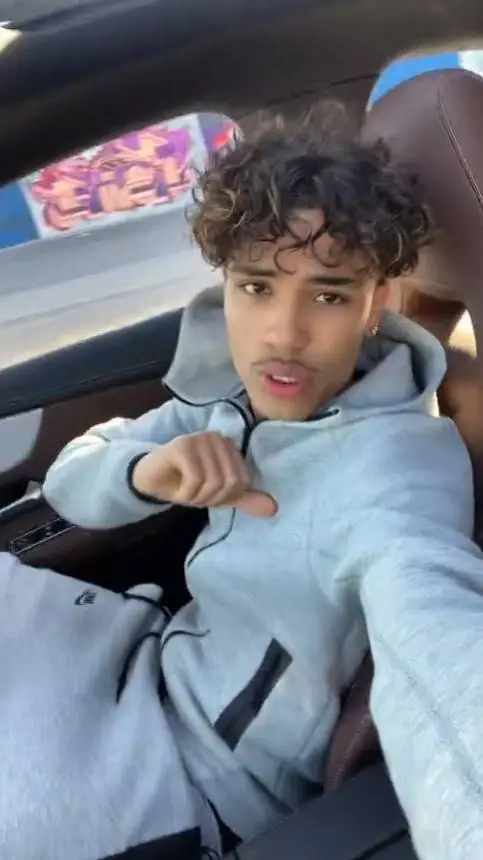 ai character: aymenn background