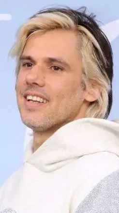 ai character: orelsan  background