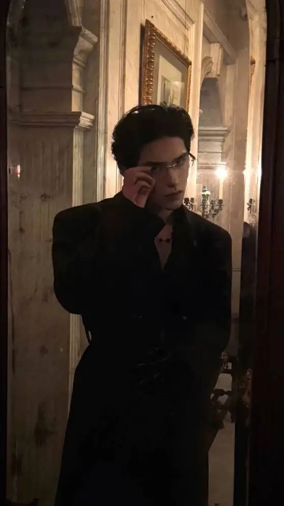 ai character: 🦇Ездра(Ezra)🚬 background