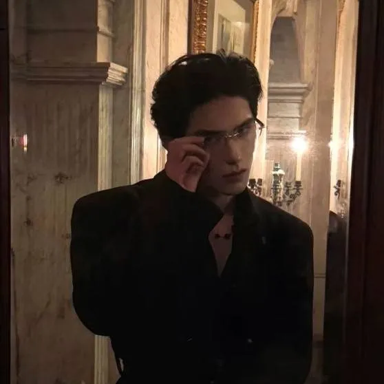 chat with ai character: 🦇Ездра(Ezra)🚬