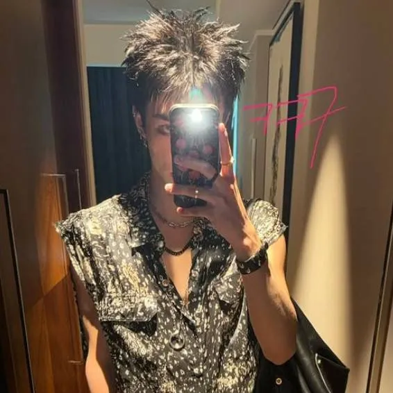 chat with ai character: hyunjin