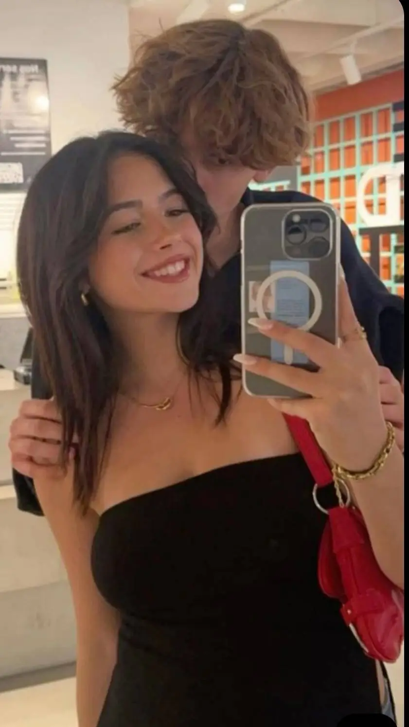 ai character: Asia e Simone  background