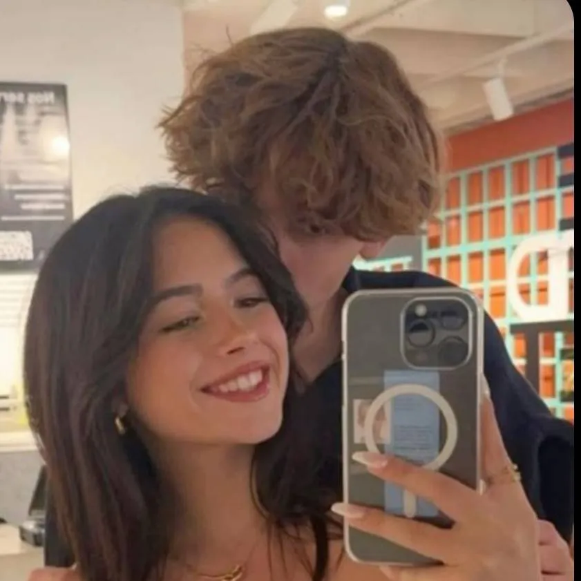 chat with ai character: Asia e Simone 