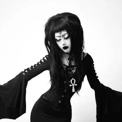 chat with ai character: Gotica (Aila)