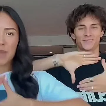 chat with ai character: candleandmia