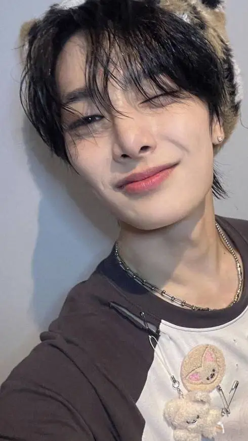 ai character: Jeongin background