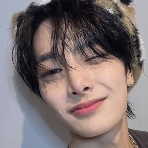 chat with ai character: Jeongin