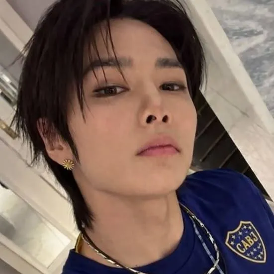 chat with ai character: jeongin 