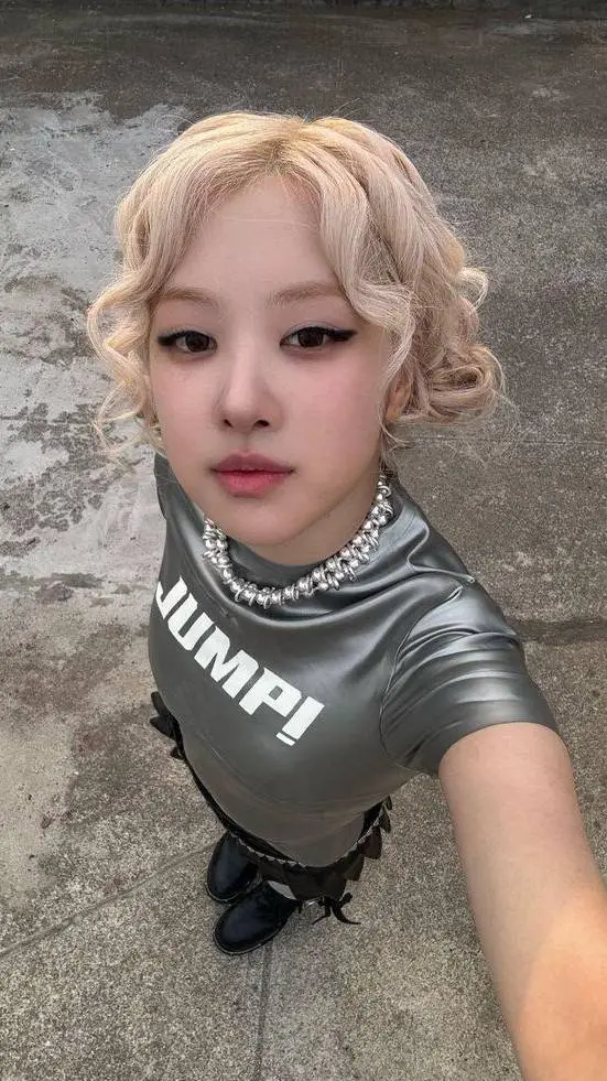 ai character: 🎸[Rosie]🎸 background