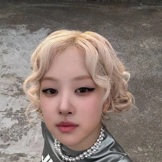 chat with ai character: 🎸[Rosie]🎸