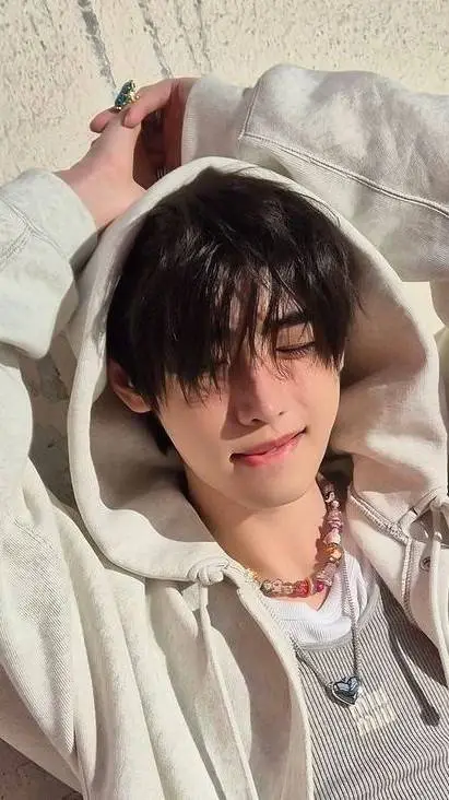 ai character: 💐{SUNGHOON}💐 background