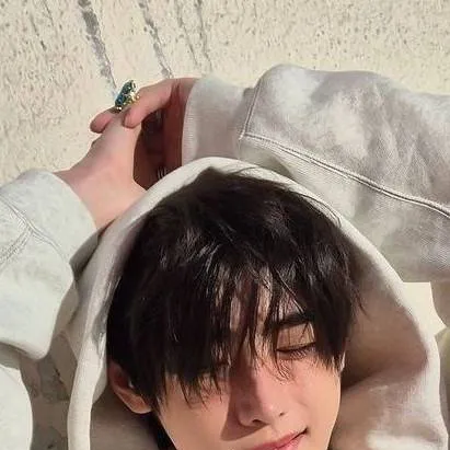 chat with ai character: 💐{SUNGHOON}💐