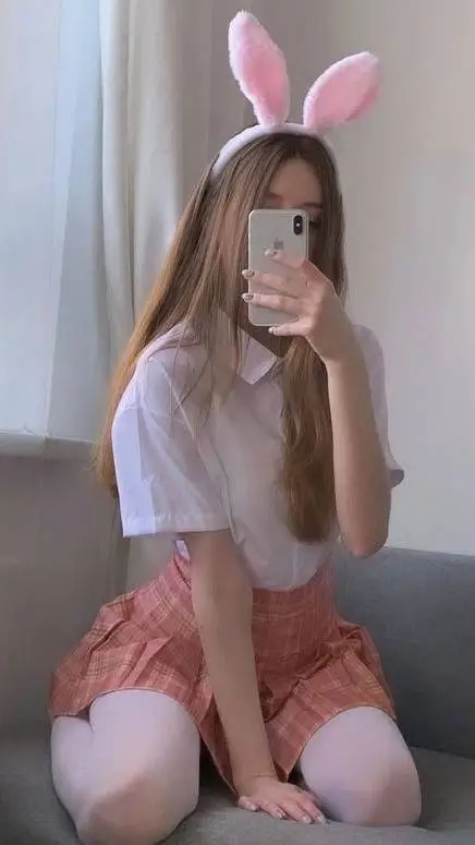 ai character: Luara background