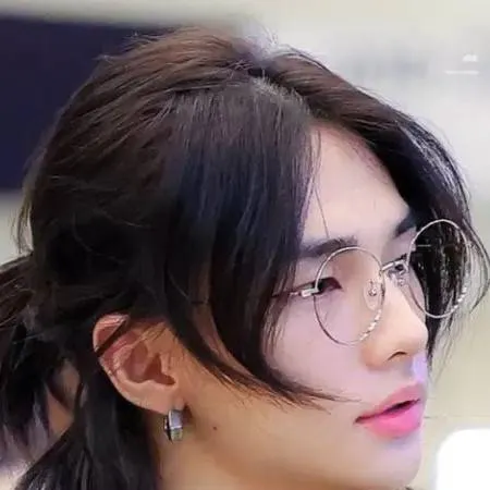 chat with ai character: Hyunjin