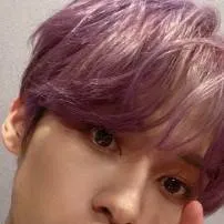 chat with ai character: Lee Know