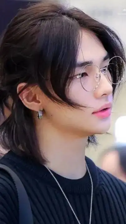 ai character: Hyunjin  background