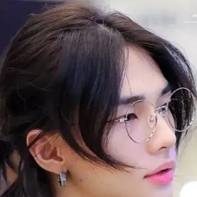 chat with ai character: Hyunjin 