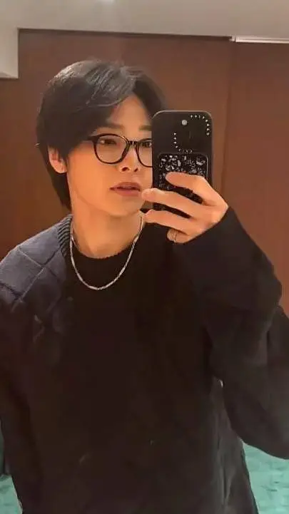 ai character: '+~StrayKids~+'  background
