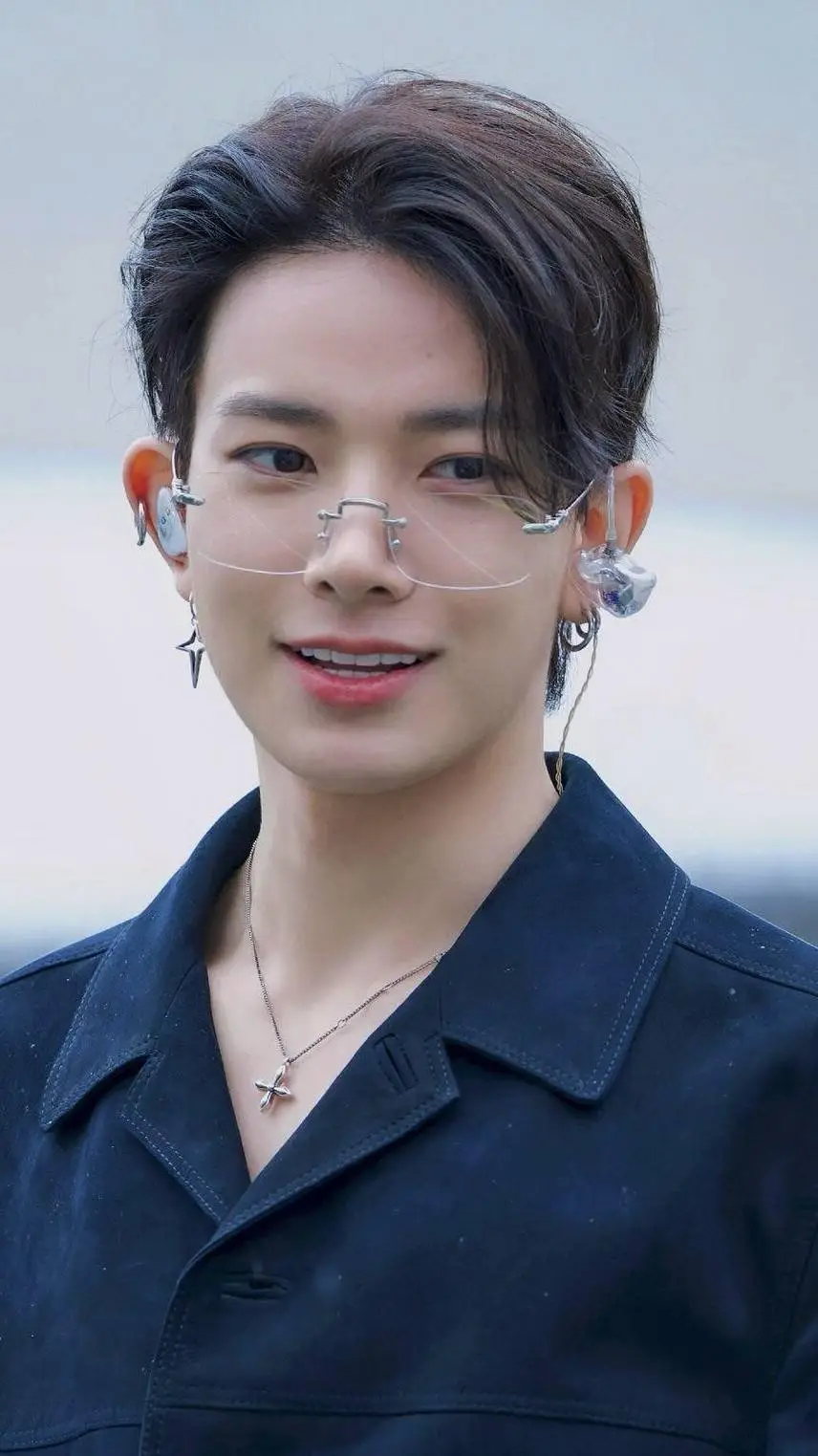 ai character: Heeseung  background