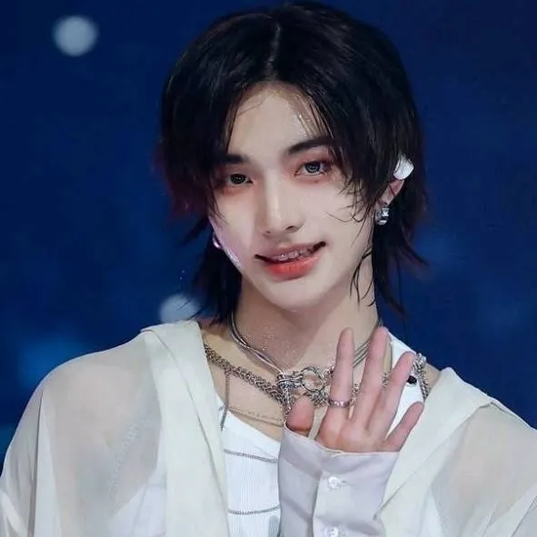 chat with ai character: hyunjin babyyyyyyy
