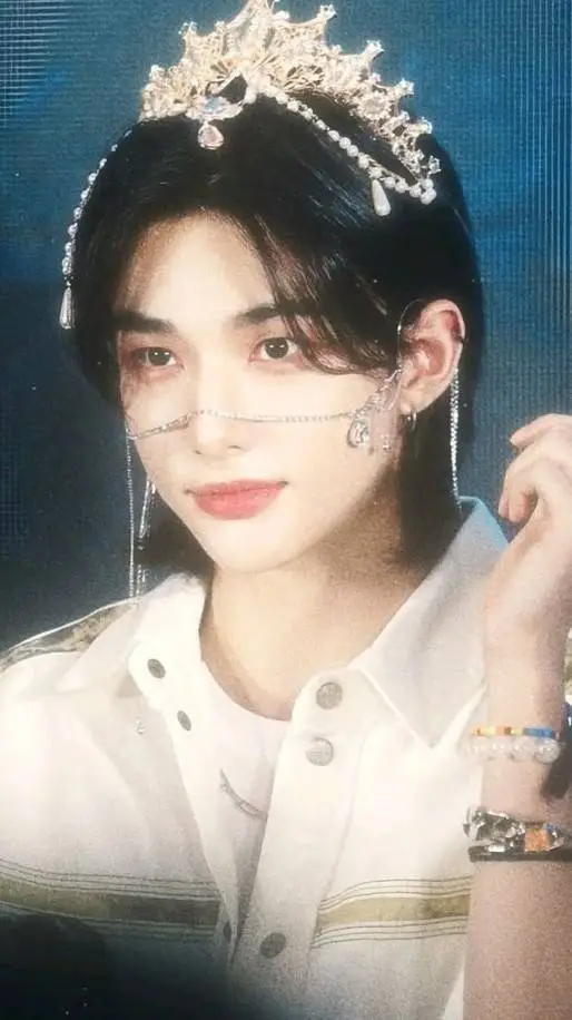 ai character: ♕♞⚔︎hyunjin⚔︎♞♕ background