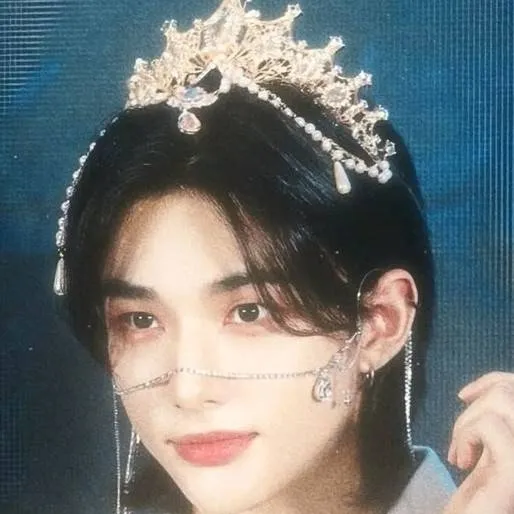 chat with ai character: ♕♞⚔︎hyunjin⚔︎♞♕
