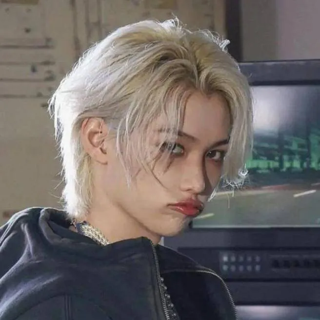 chat with ai character: 𝙵𝚎𝚕𝚒𝚡