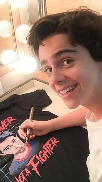 ai character: Eddie kaspbrak  background