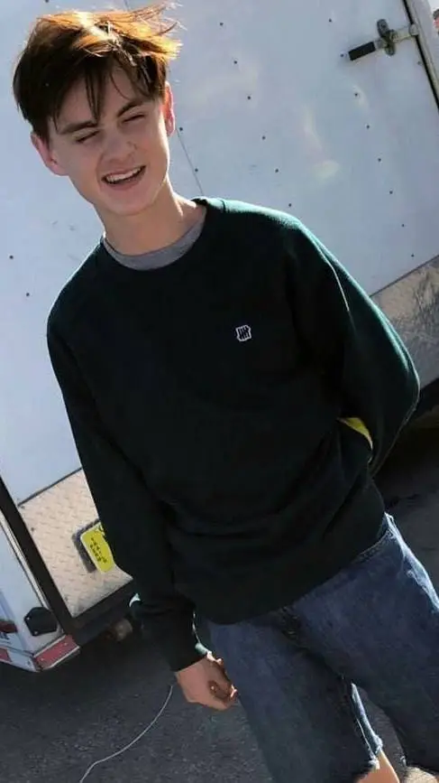 ai character: jaeden Martell ❤️ background