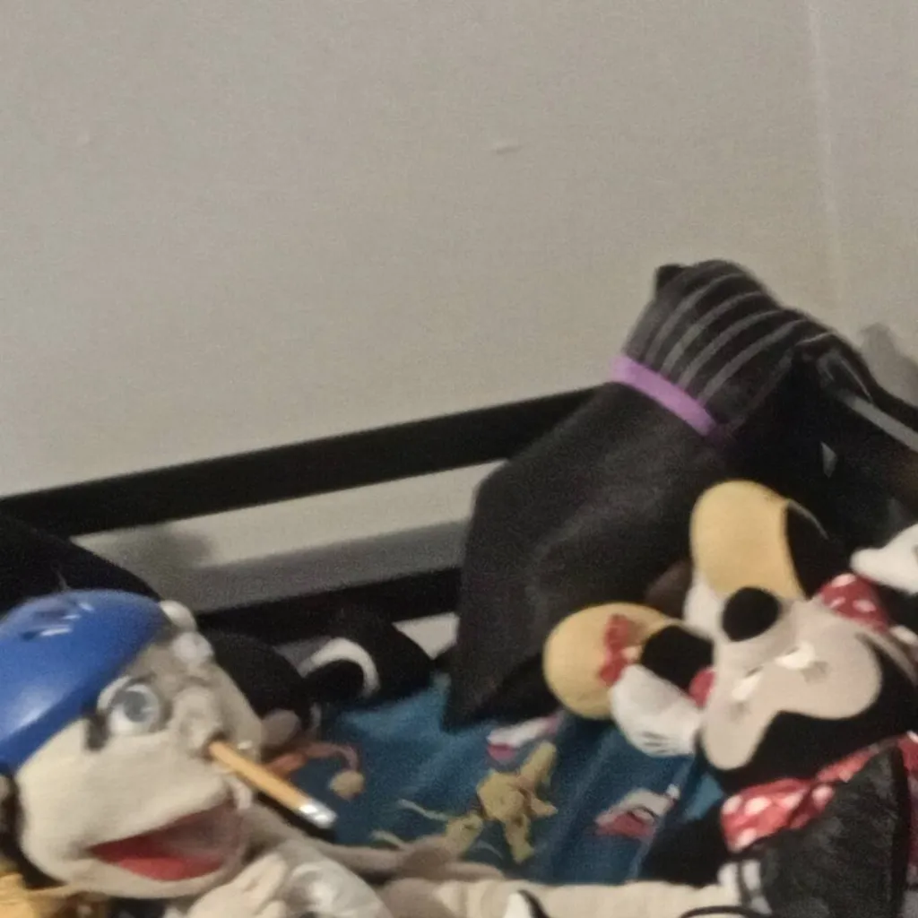 chat with ai character: Minnie's Belt