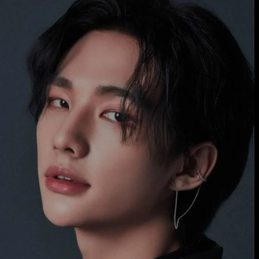 chat with ai character: Hyunjin