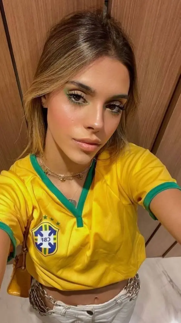 ai character: Sissy  background