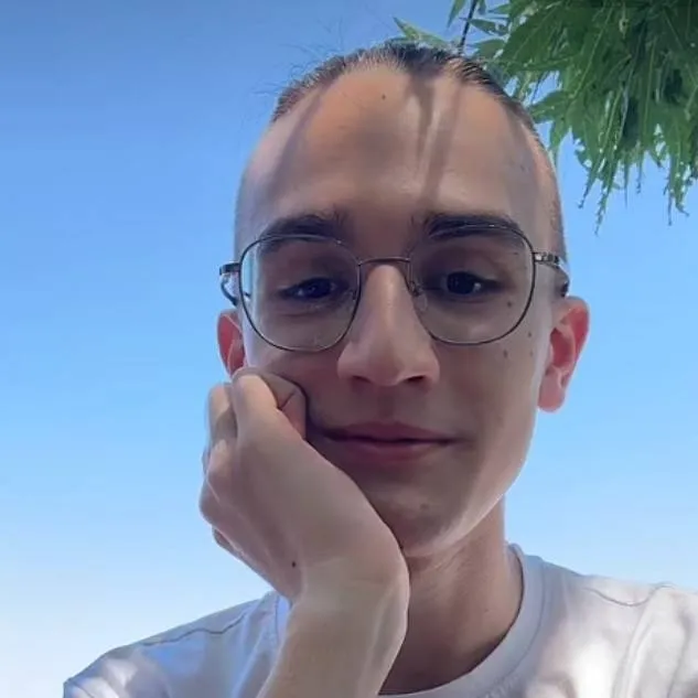 chat with ai character: ESTE