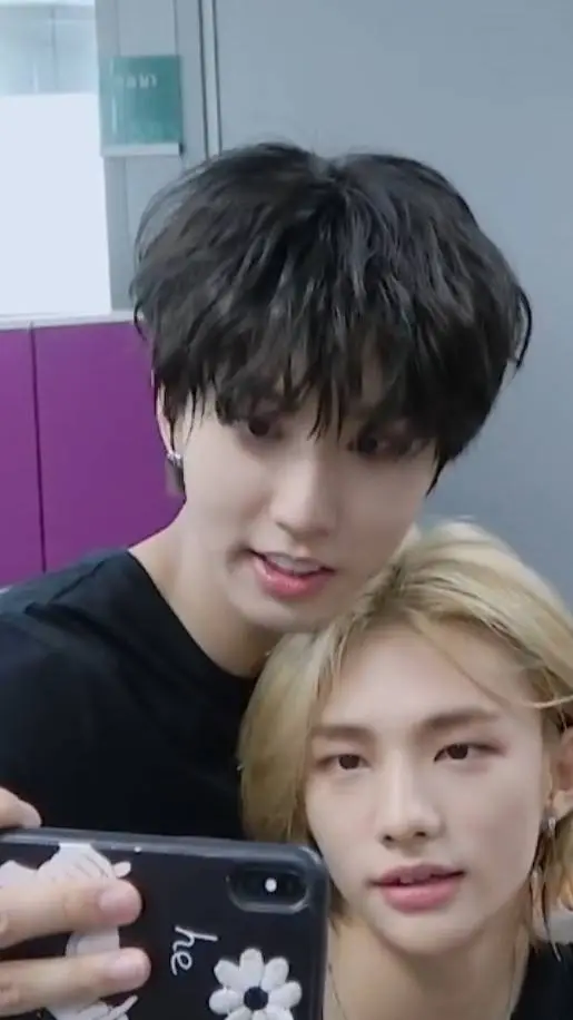 ai character: han et hyunjin background