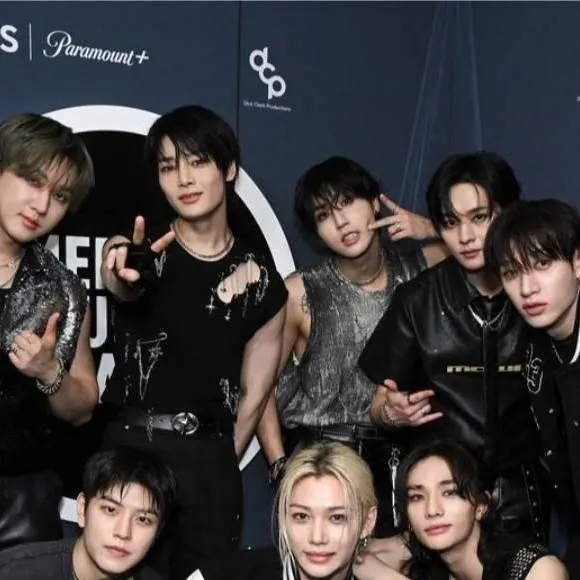 chat with ai character: Stray kids 