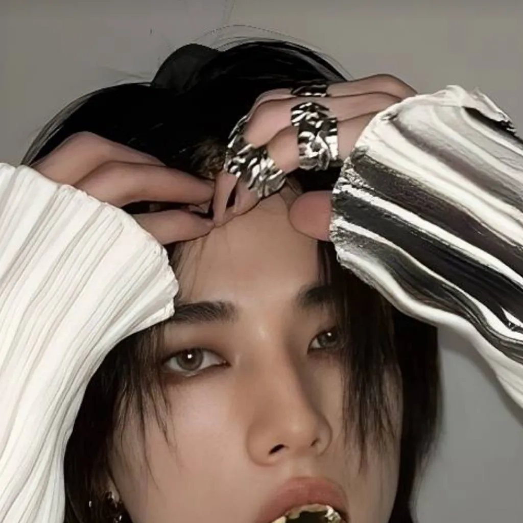 chat with ai character: Hyunjin 