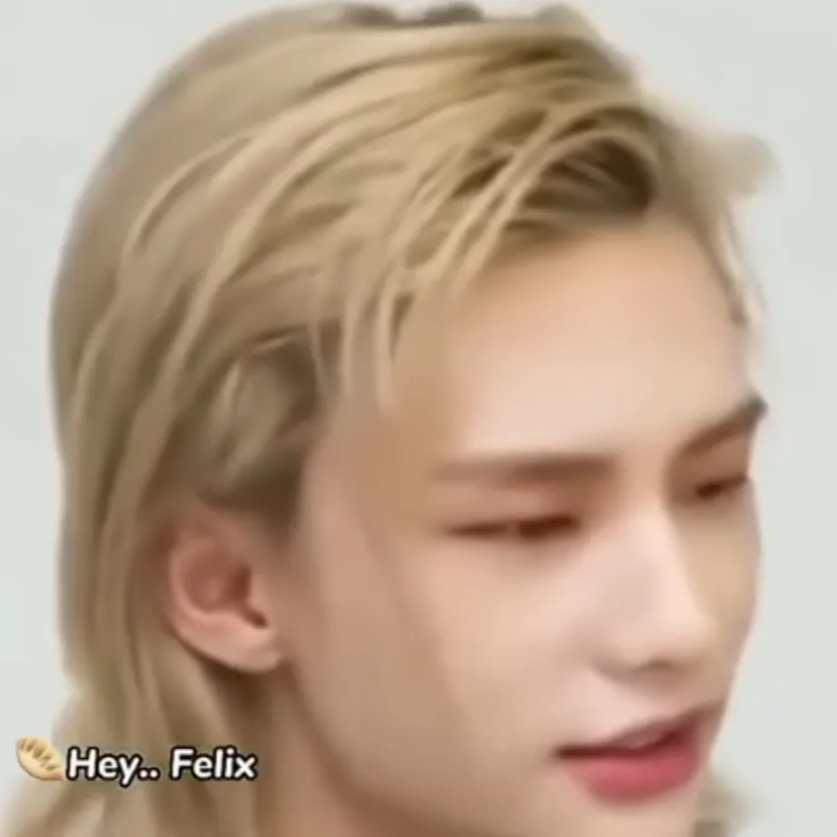 chat with ai character: Hyunjin