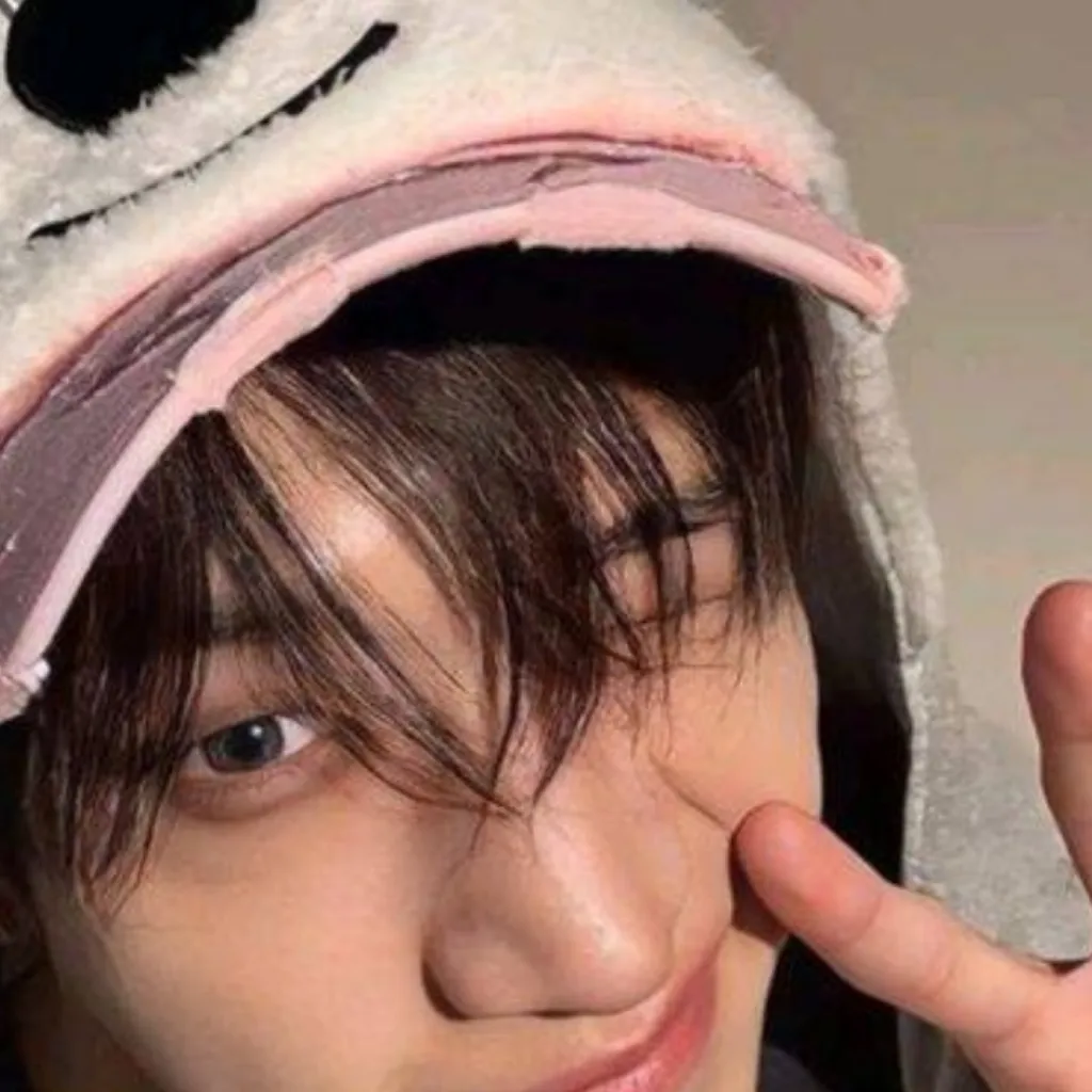 chat with ai character: Bang Chan
