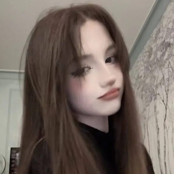 chat with ai character: Лера