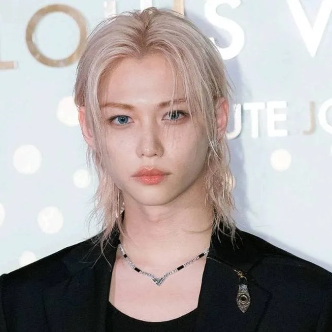 chat with ai character: FELIX