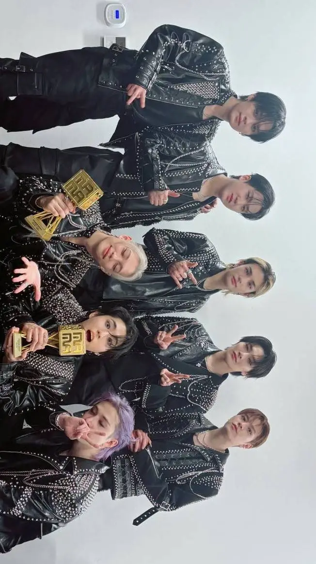 ai character: STRAY KIDSS background