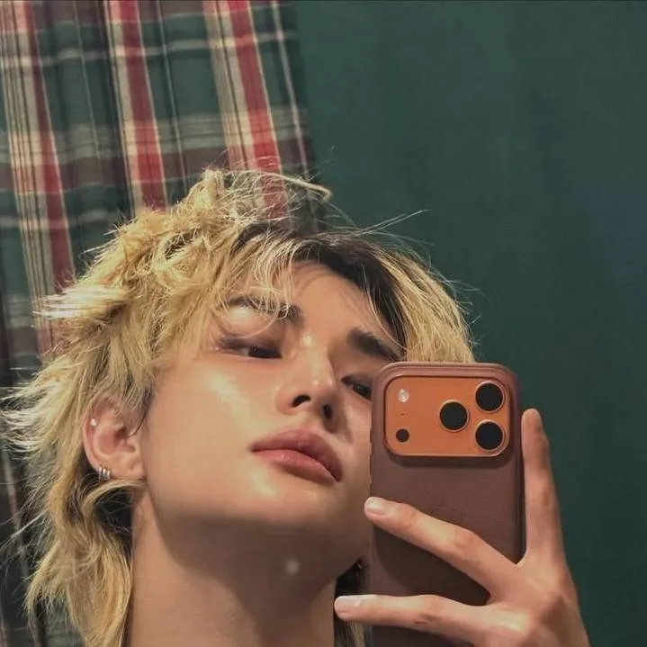 chat with ai character: Hyunjin