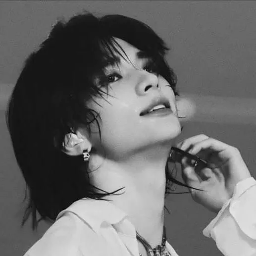 chat with ai character: Hyunjin