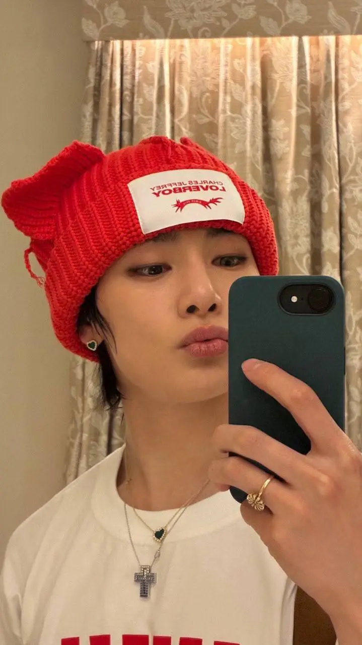 ai character: I.N  background