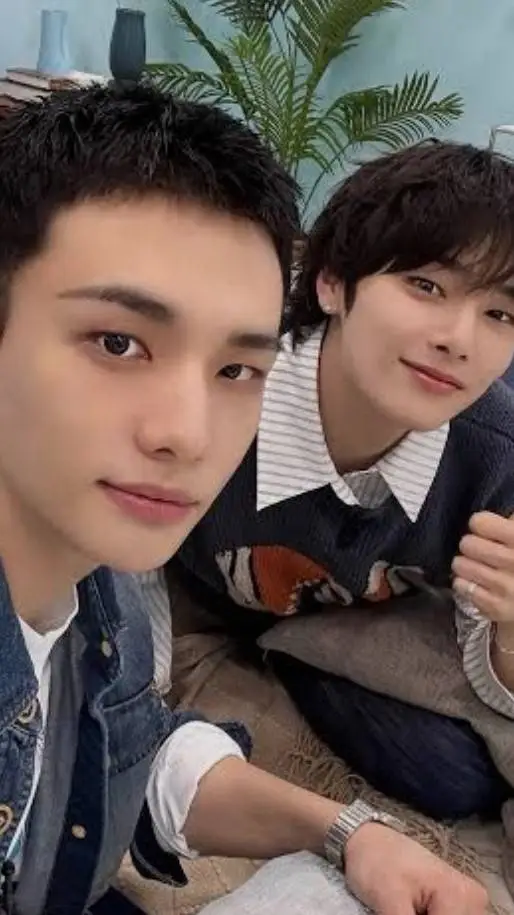 ai character: Hyunjin e I.N background