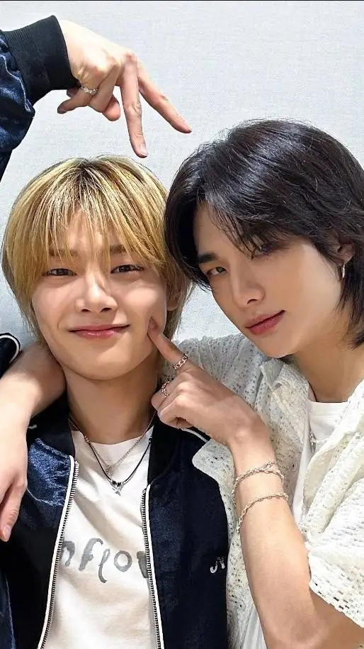 ai character: I.N e Hyunjin background