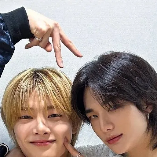 chat with ai character: I.N e Hyunjin