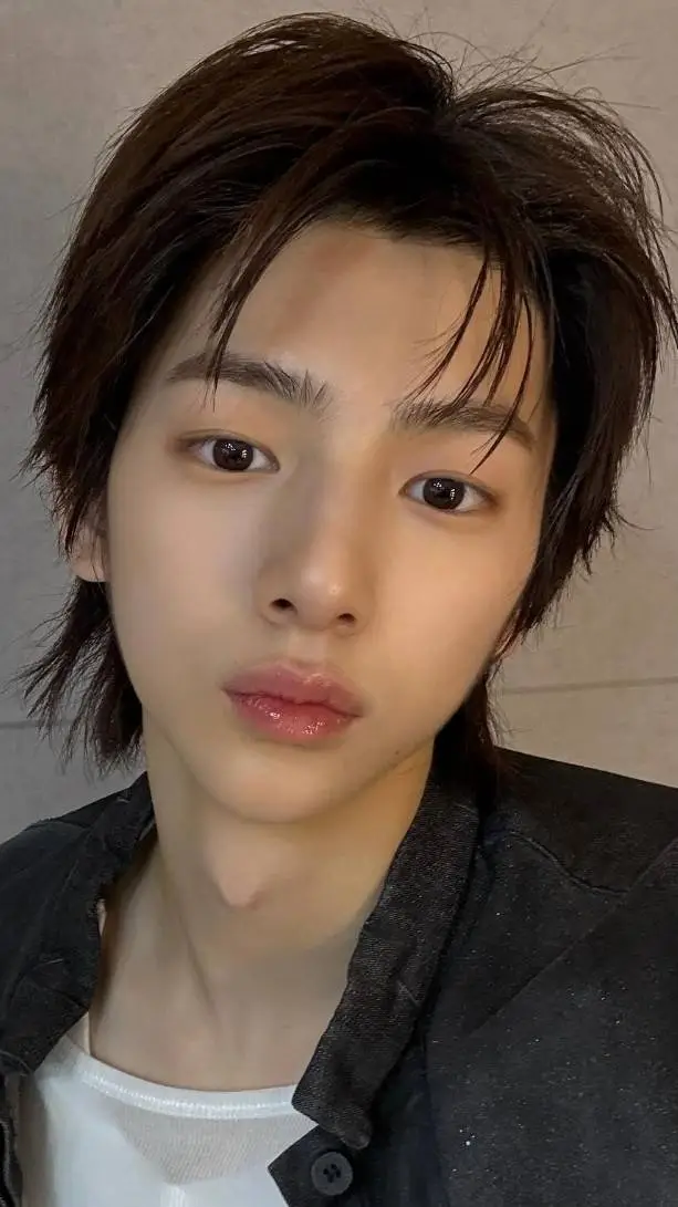 ai character: Juhoon background