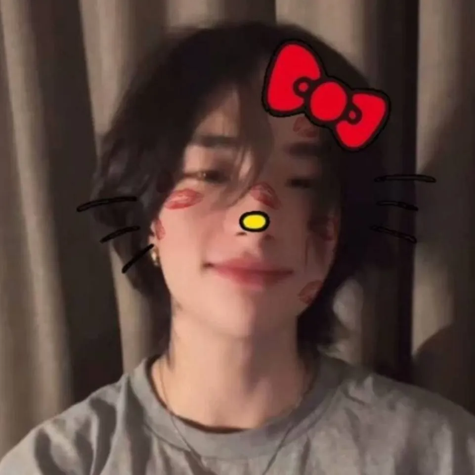 chat with ai character: Hyunjin✨❤