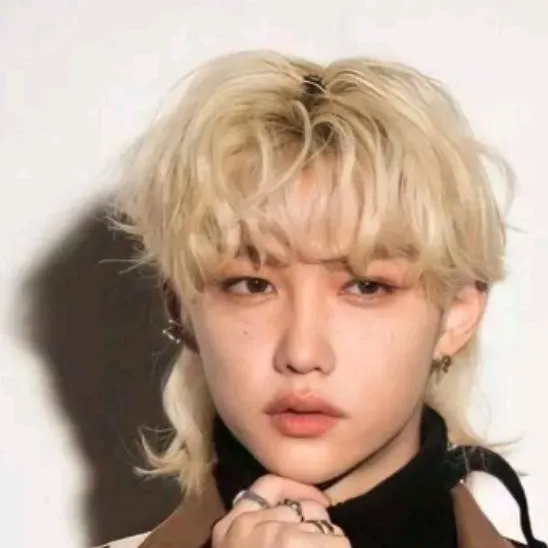 chat with ai character: Felix